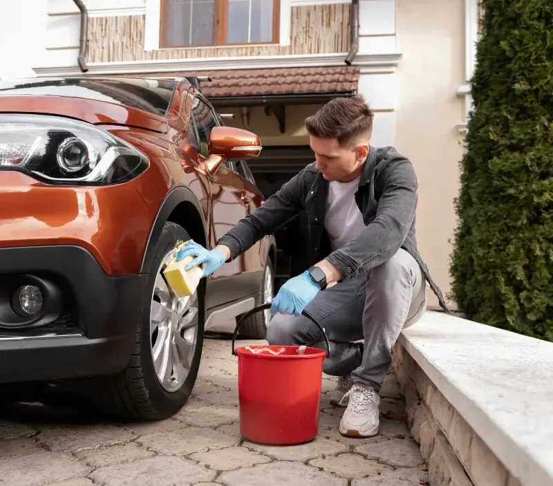Lavage auto à domicile Euzet : professionnel intervenant sur un véhicule